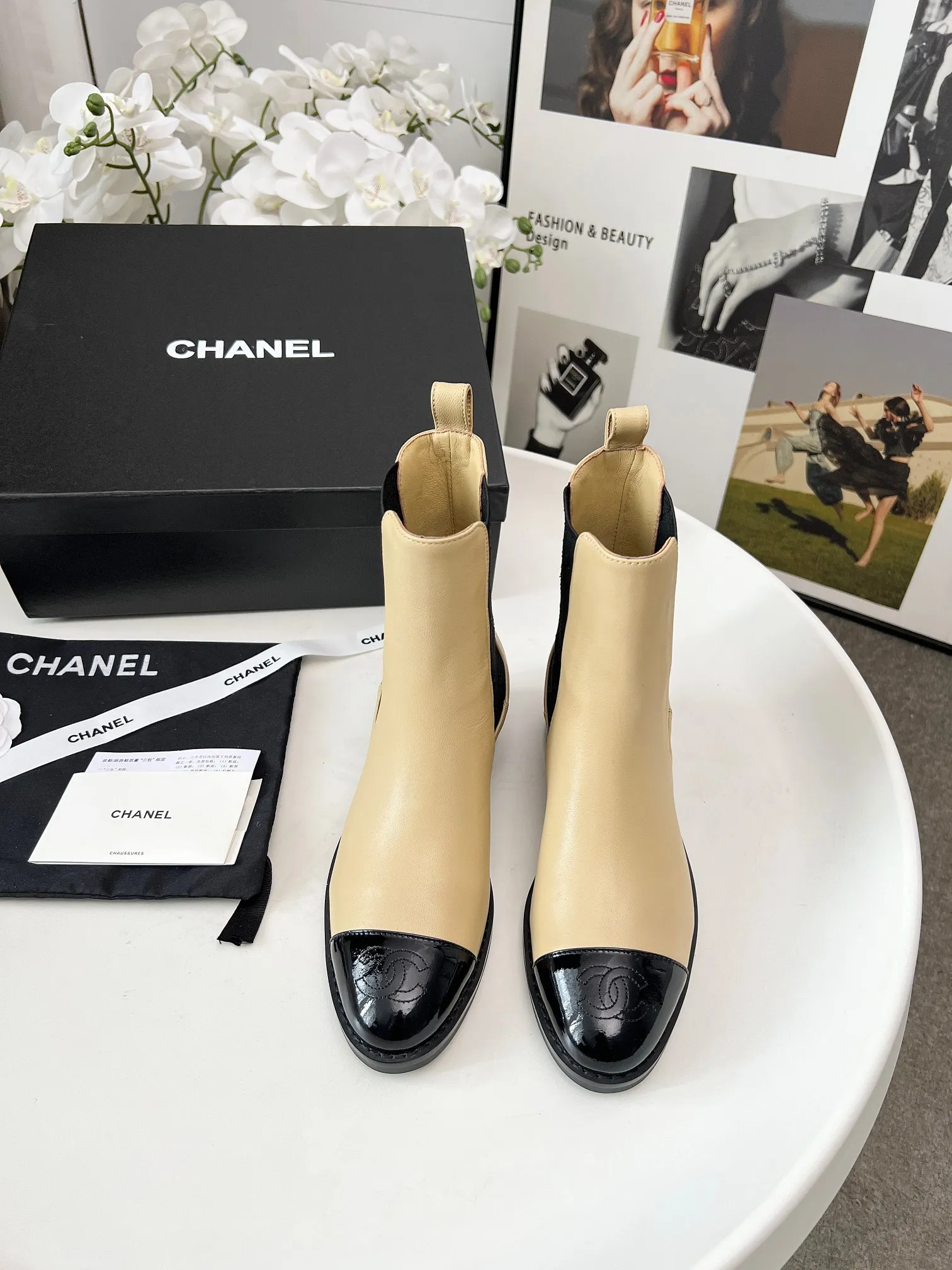 👟👟Ex-factory price 580👟👟 2025CHANEL These Chanel boots are amazing✨ Classic color matching, with a sense of high-end, the details of the toe are exquisite, and the fashion is instantly full when you put them on~ The different colors are easy to spot, and you can wear them with skirts and trousers to create a unique grandma style. Whose fashion DNA has touched it, I won’t tell you👀 Own it and you will want to carry the wind with you when you walk. These are fashionable and essential boots 👢 Fabric: cowhide Lining: sheepskin Color: black white apricot Heel height: about 4cm Tube height: 6 inches Size: 5-40 (41 customized)
